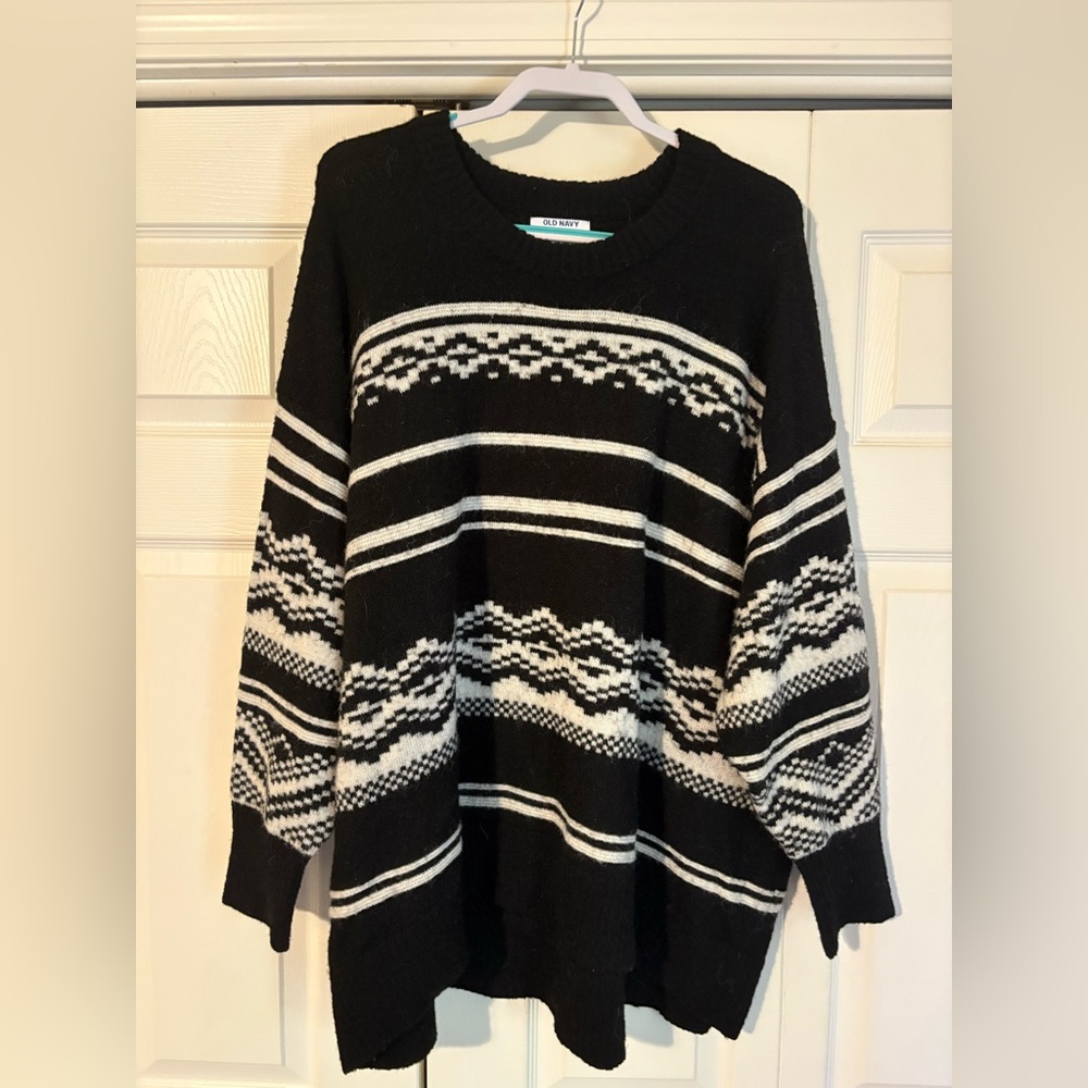 Old Navy Women's Sweater in Black and White Pattern